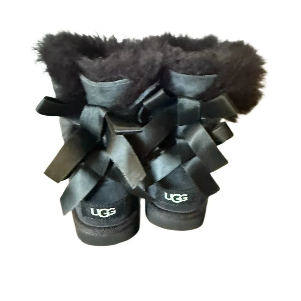NWOT UGG Bailey Bow II Kids Boots-Size 8